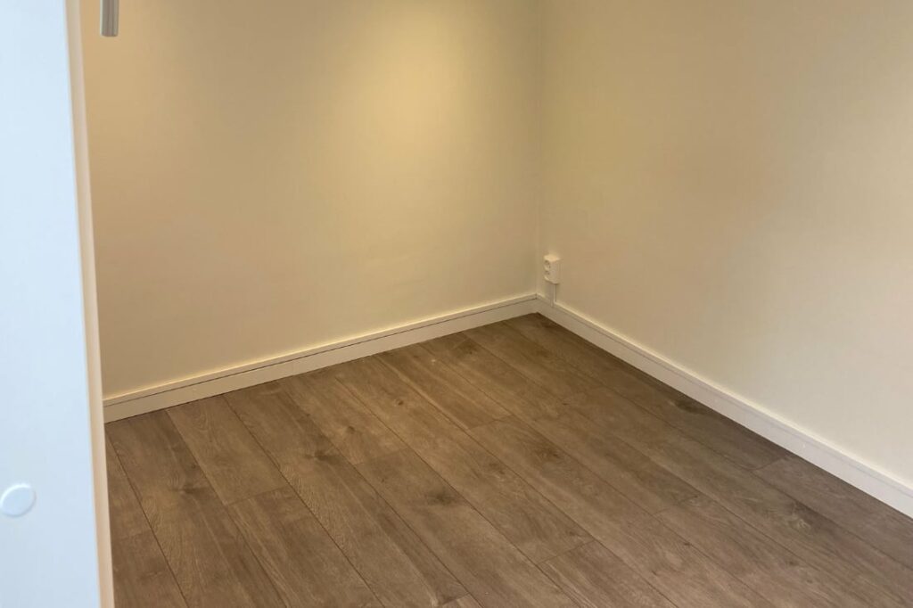 Nylagt golv i renoverad lägenhet med armswebygg
