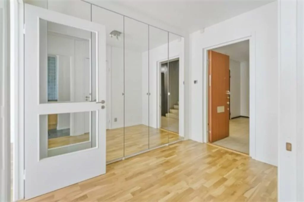 Nyrenoverad lägenhet i Stockholm med målade väggar